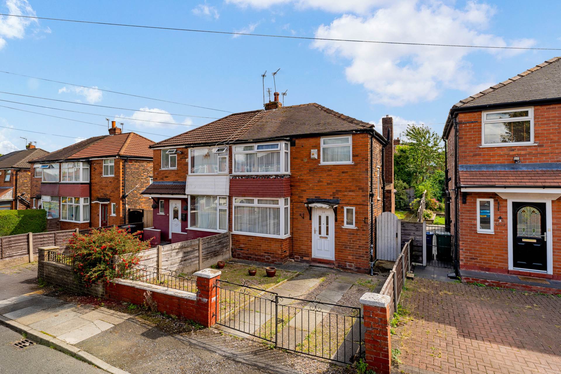 3 bedroom Semi-detached house Under Offer