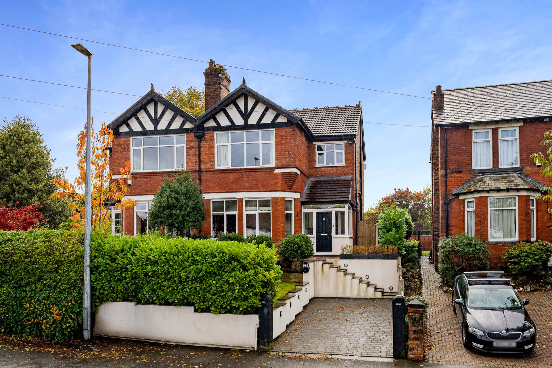 3 bedroom Semi-detached house Under Offer