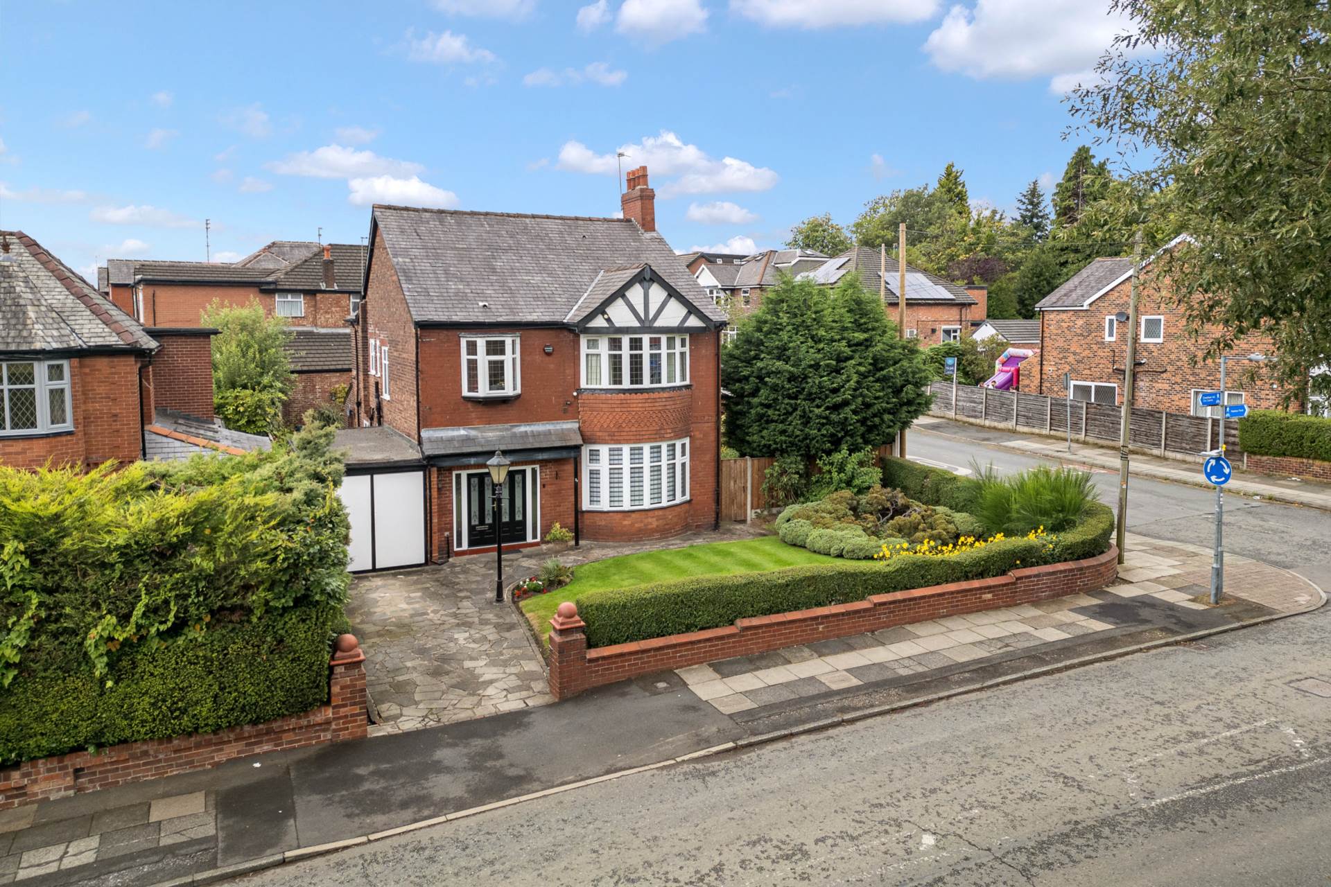 5 bedroom Detached house Under Offer