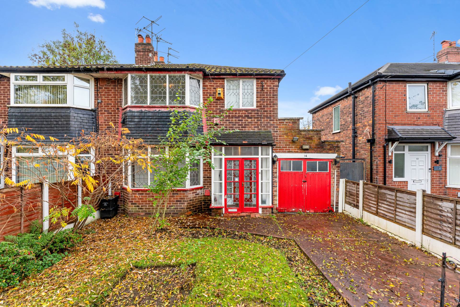 3 bedroom Semi-detached house Under Offer