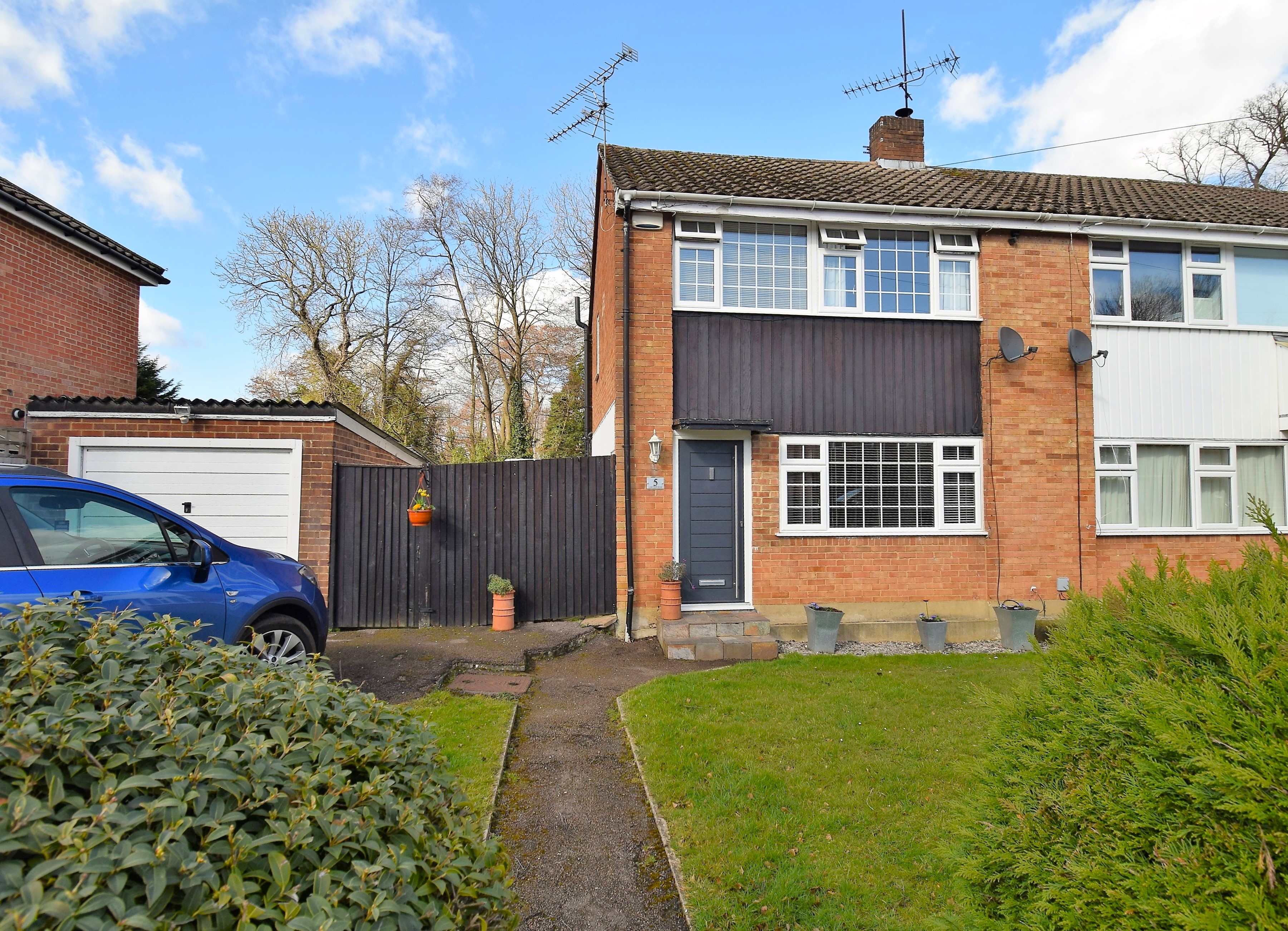 3 bedroom Semi-detached house Under Offer