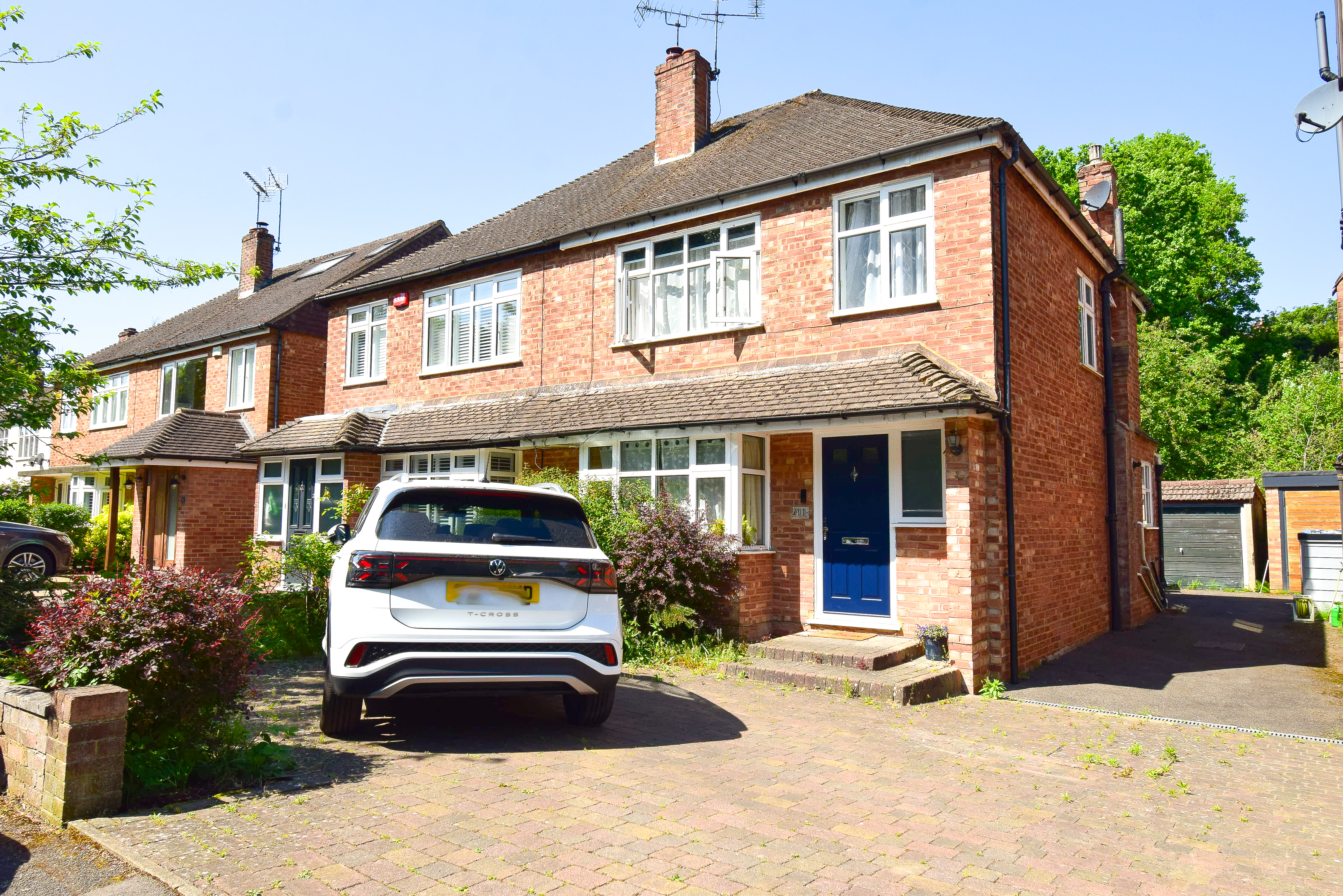 3 bedroom Semi-detached house Under Offer