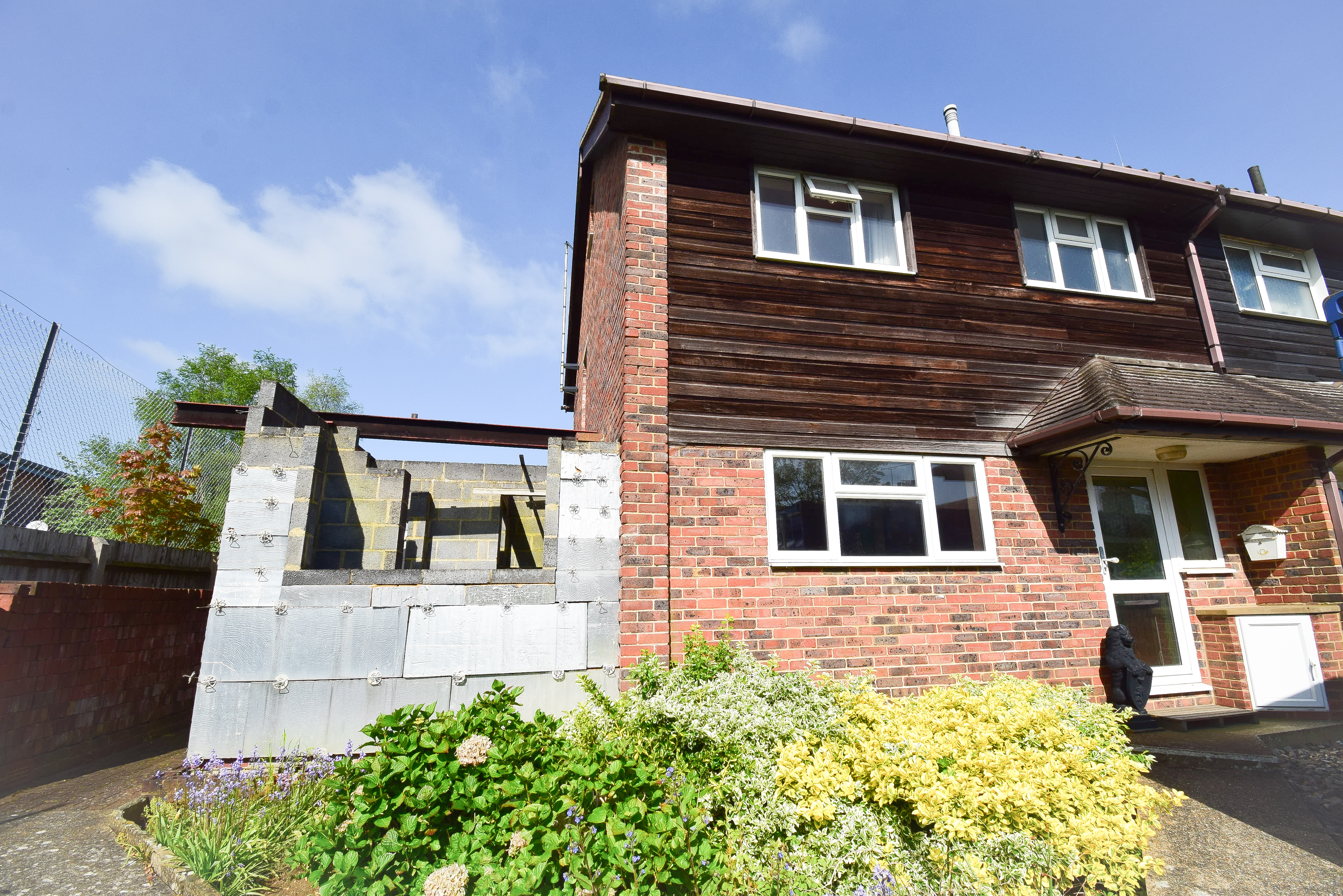 2 bedroom Semi-detached house Under Offer