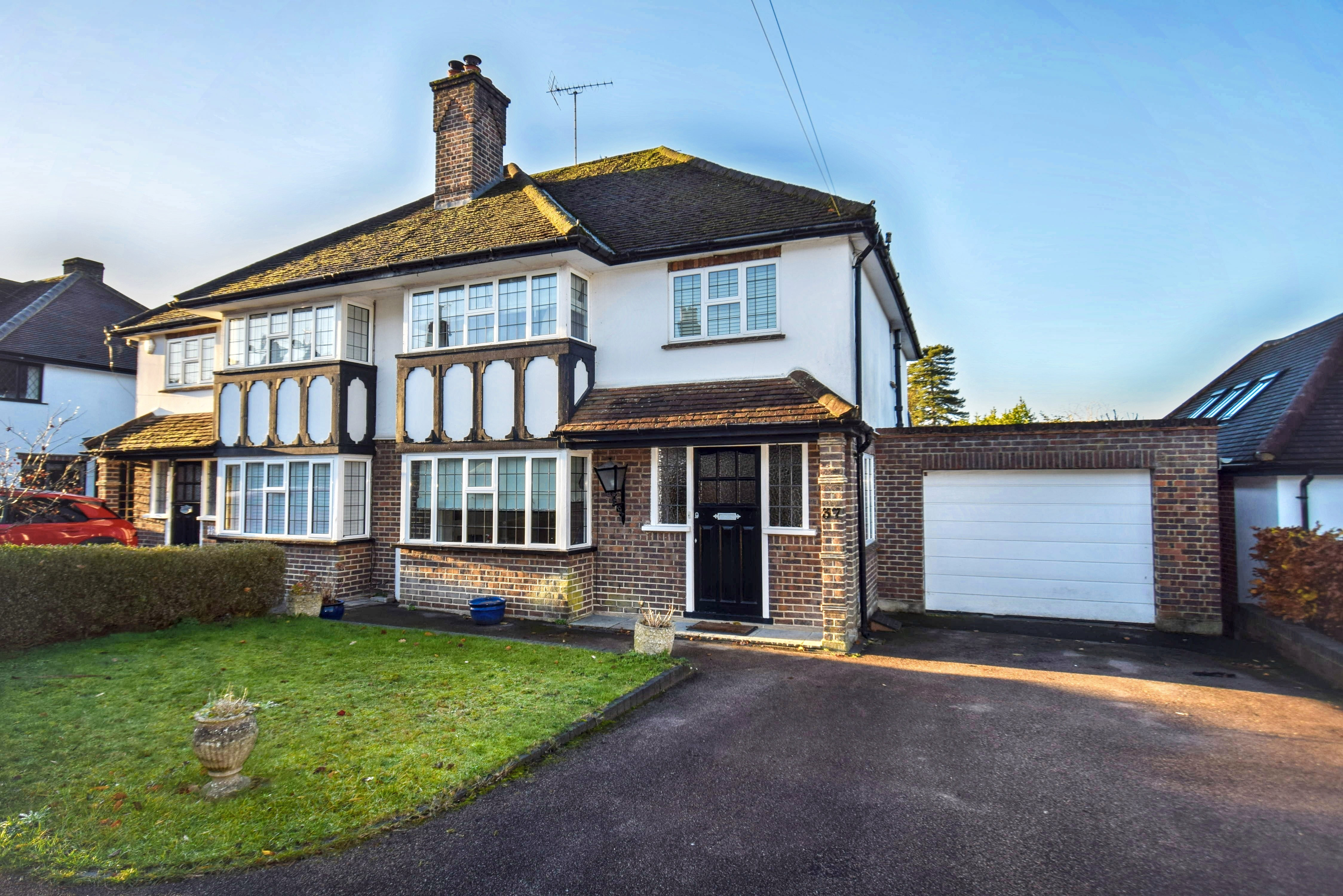 3 bedroom Semi-detached house Under Offer