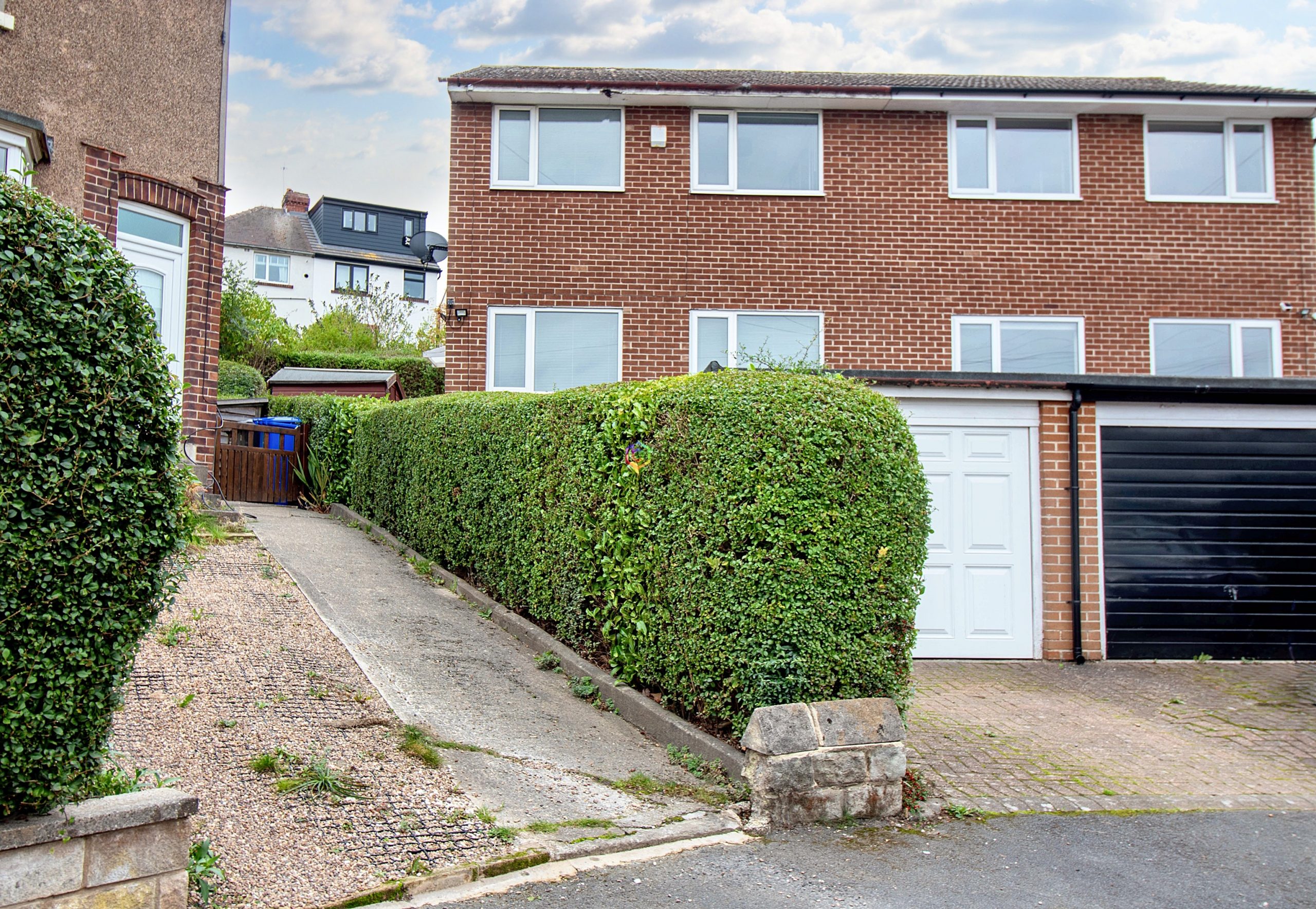 3 bedroom Semi-detached house Under Offer