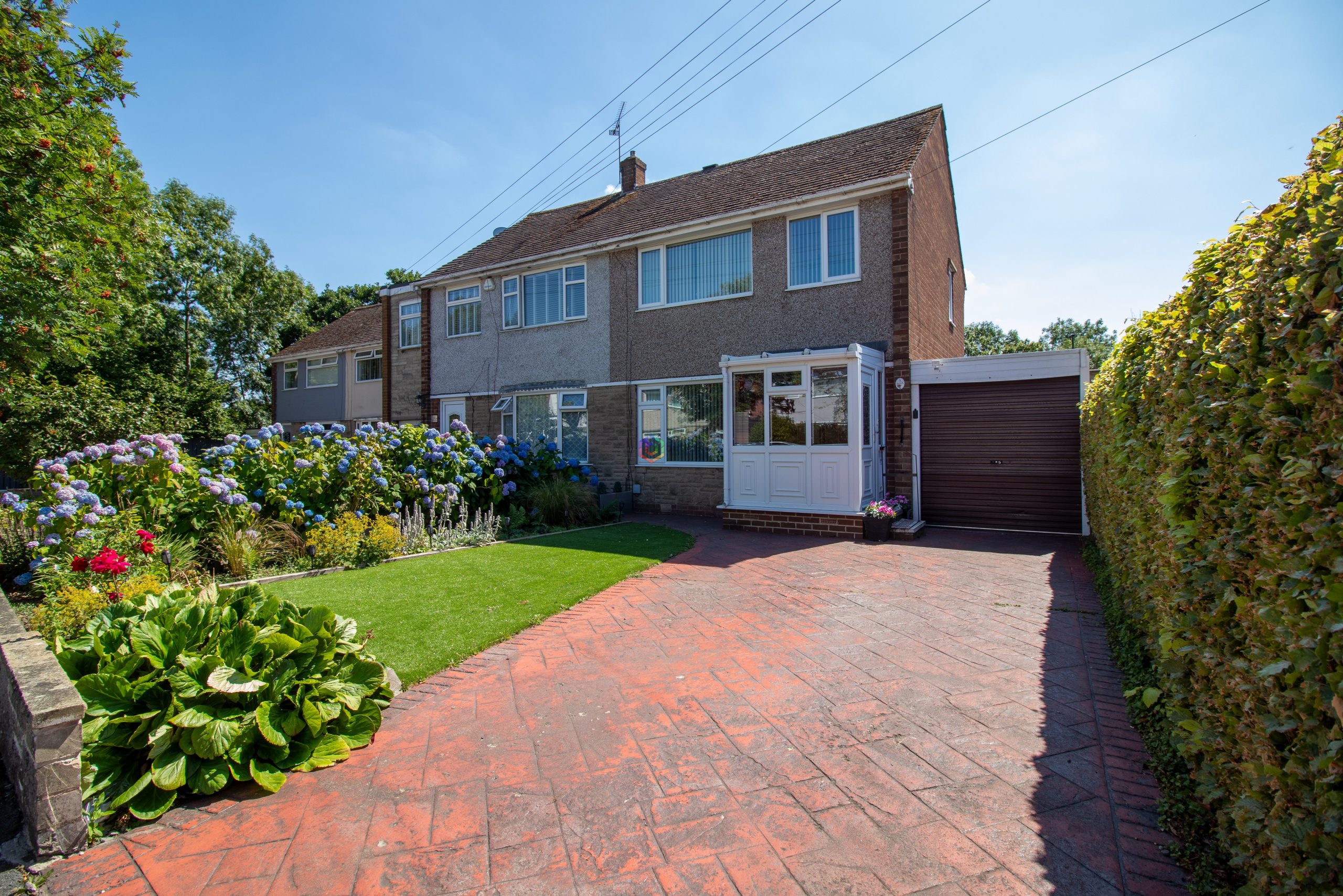 3 bedroom Semi-detached house Under Offer