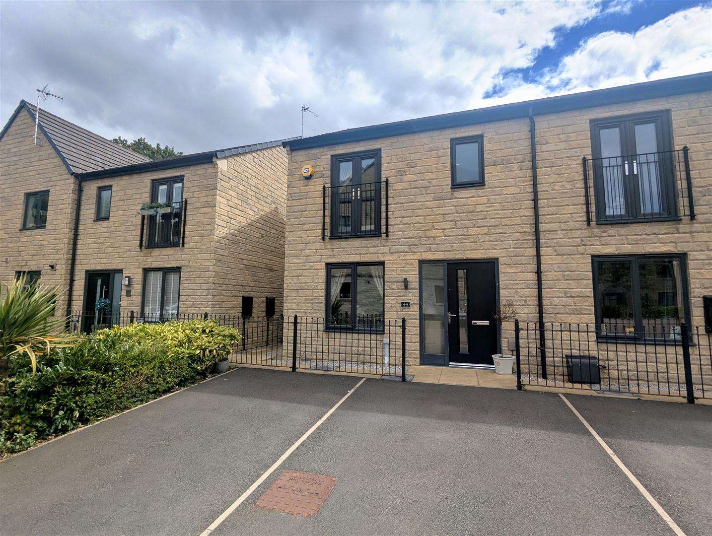 3 bedroom Semi-detached house Under Offer