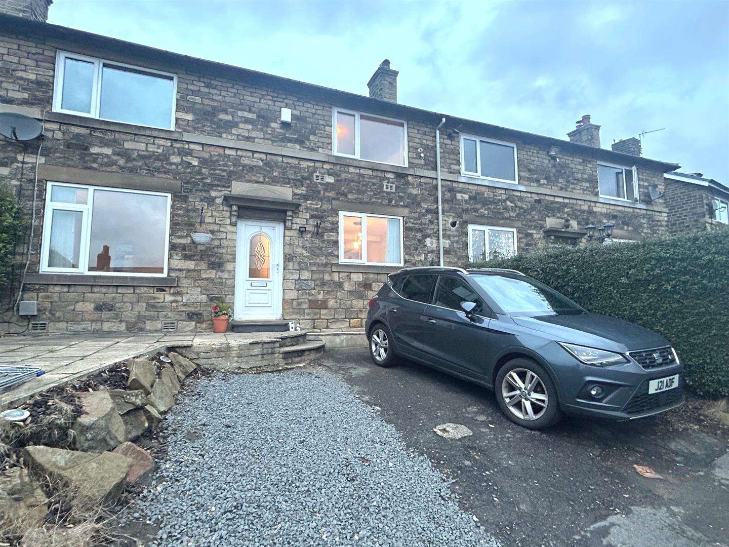 3 bedroom Semi-detached house Under Offer