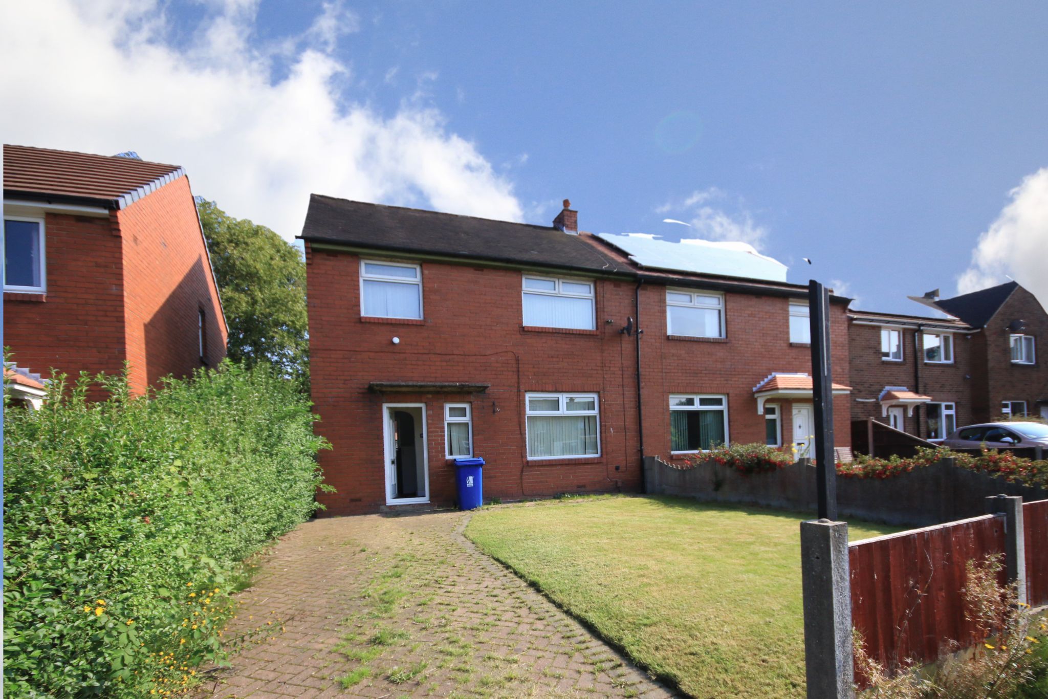 3 bedroom Semi-detached house Under Offer