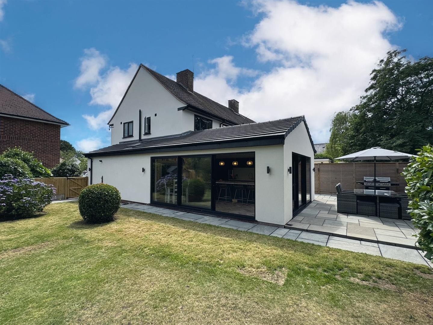 3 bedroom Semi-detached house Under Offer