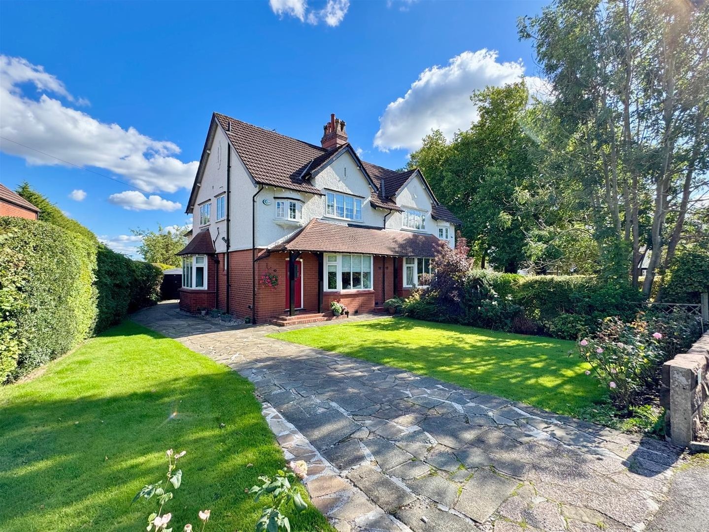 4 bedroom Semi-detached house Under Offer