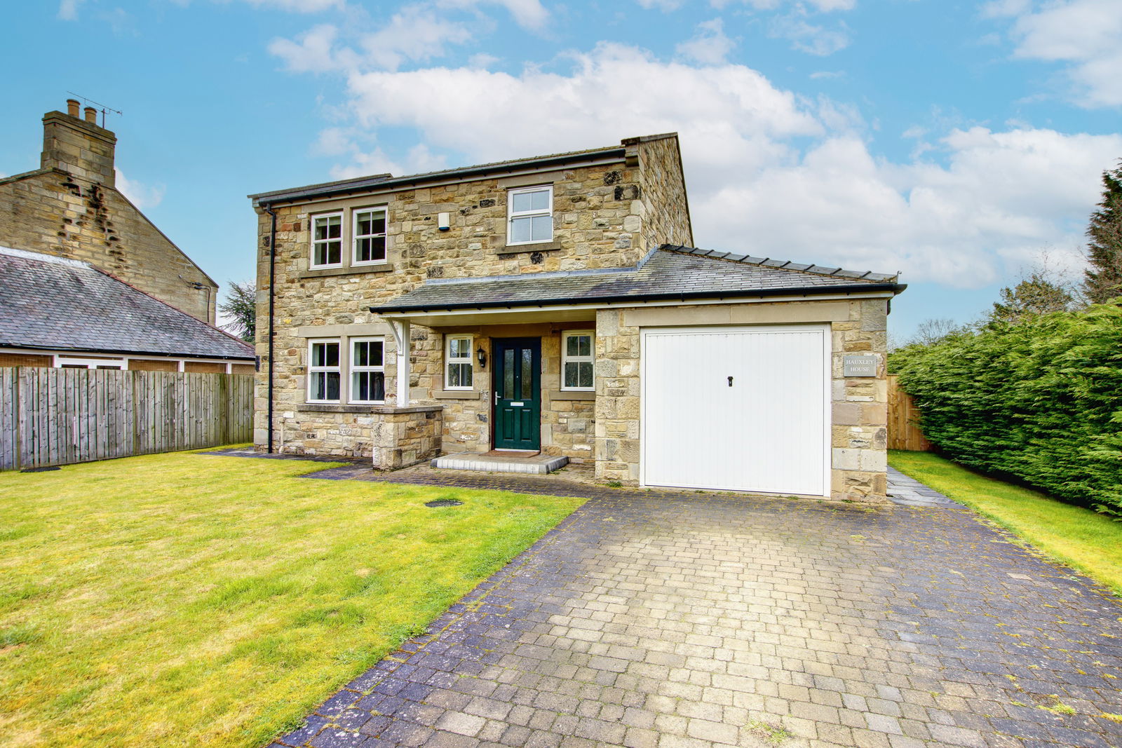 3 bedroom Detached house Under Offer