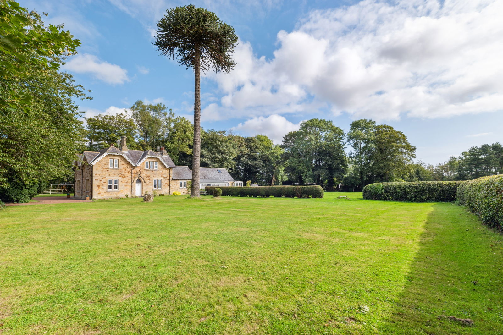2 bedroom Semi-detached house Under Offer
