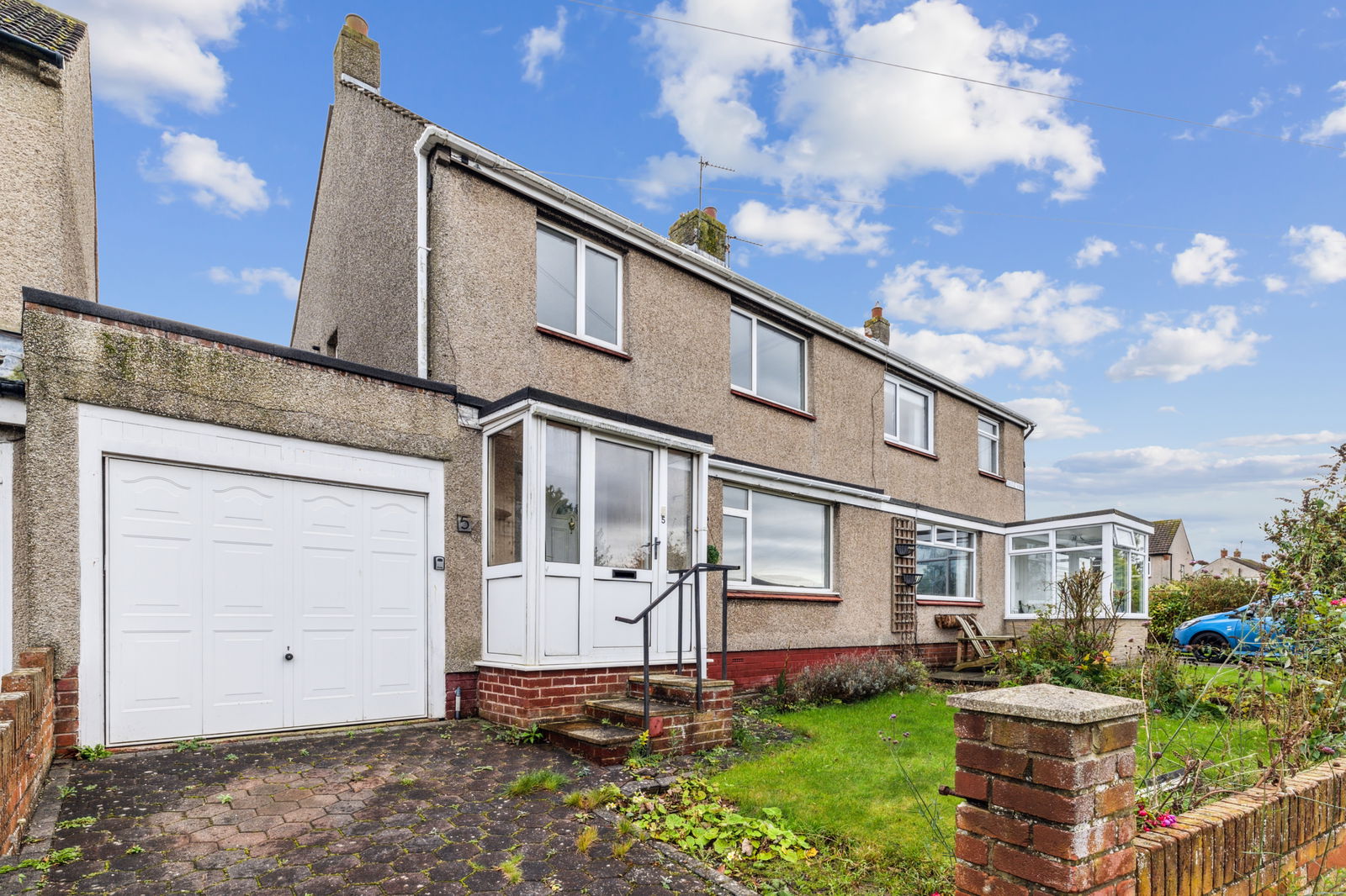 3 bedroom Semi-detached house Under Offer