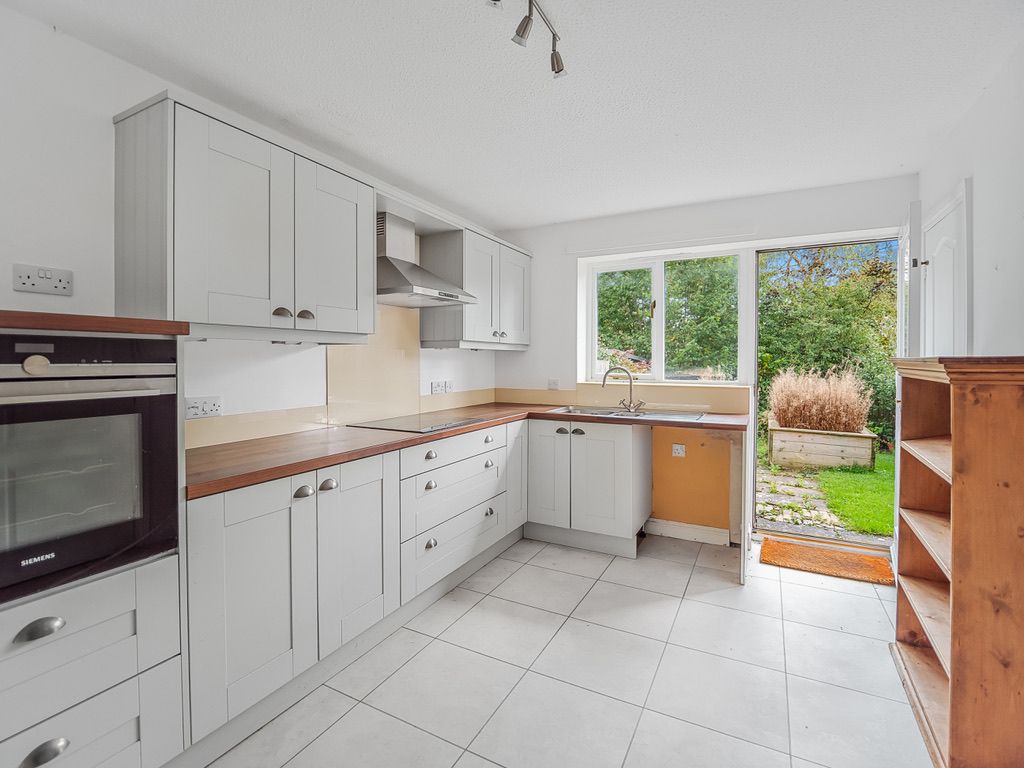 3 bedroom Semi-detached house Under Offer