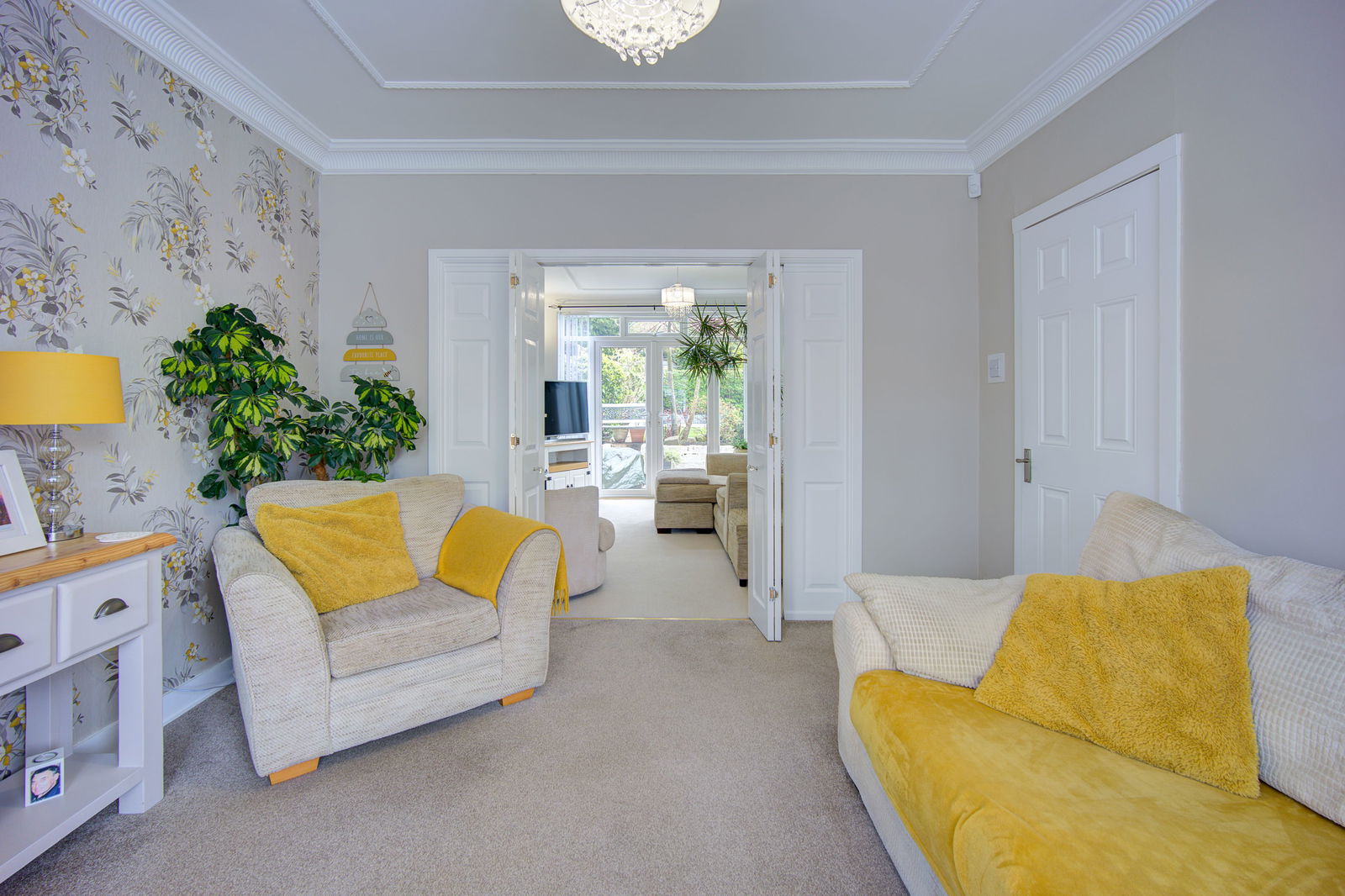 3 bedroom Semi-detached house Under Offer