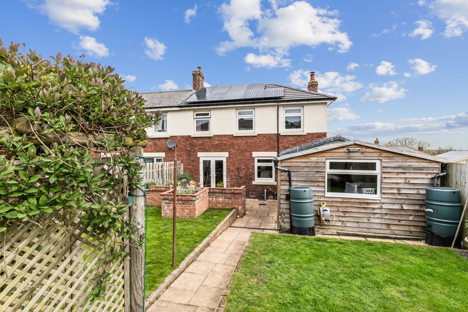 3 bedroom Semi-detached house Under Offer