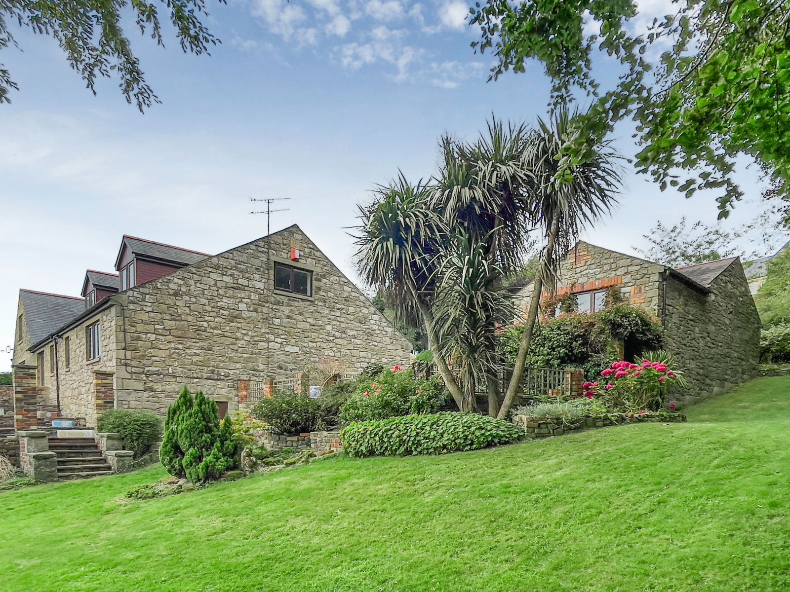 6 bedroom Detached house Under Offer