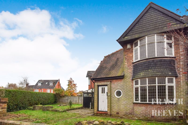 3 bedroom Semi-detached house Under Offer
