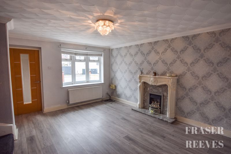 3 bedroom Semi-detached house Under Offer