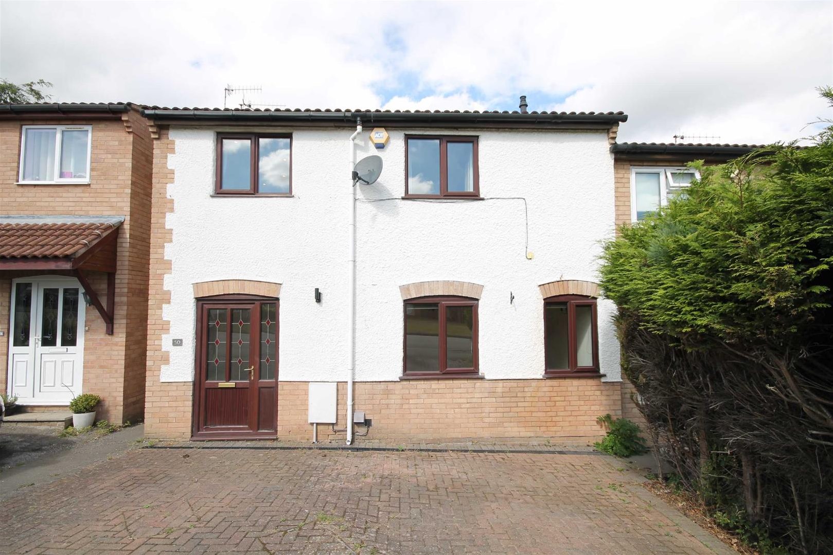 3 bedroom Semi-detached house Under Offer
