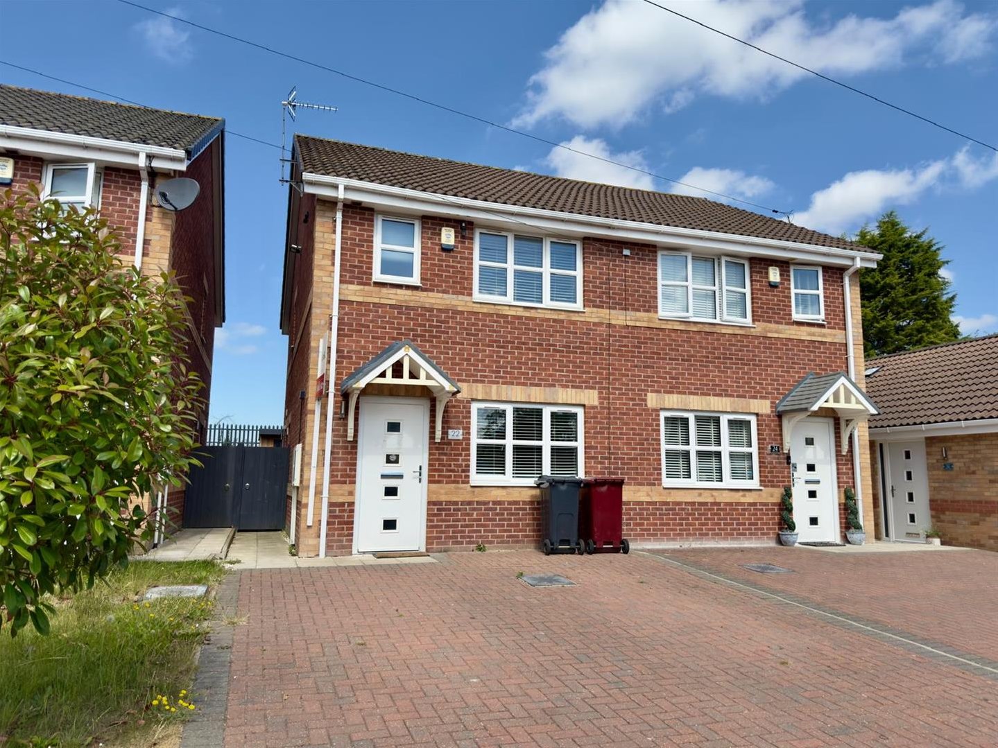 3 bedroom Semi-detached house Under Offer