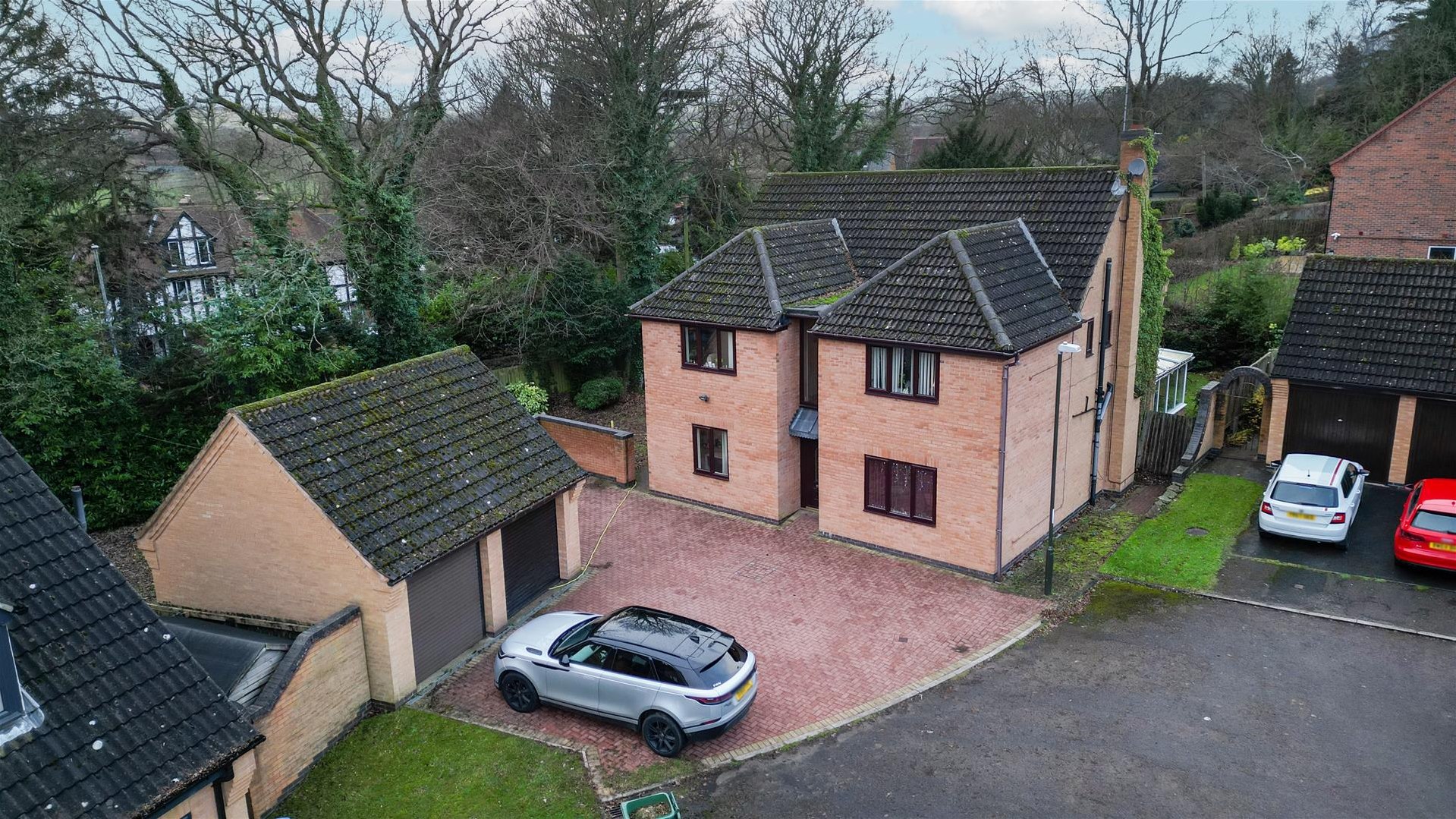 5 bedroom Detached house Under Offer