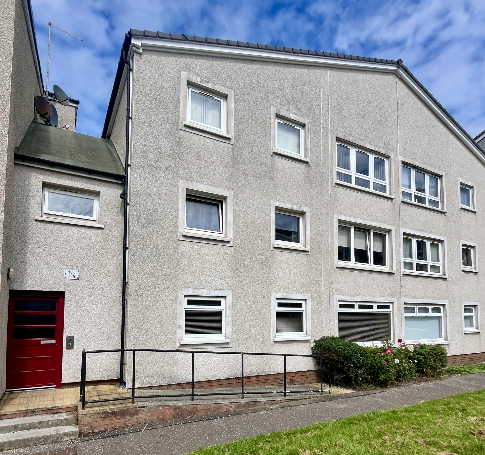 2 bedroom Ground floor flat Under Offer