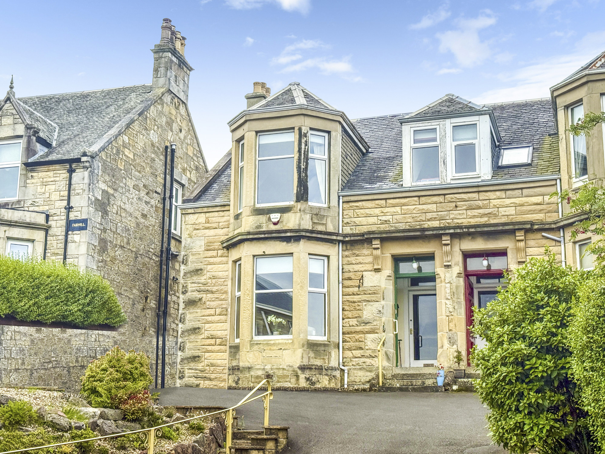 3 bedroom Semi-detached house Under Offer