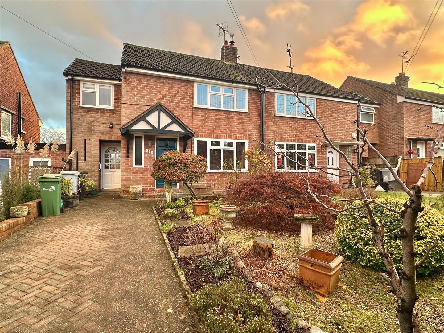 2 bedroom Semi-detached house Sold