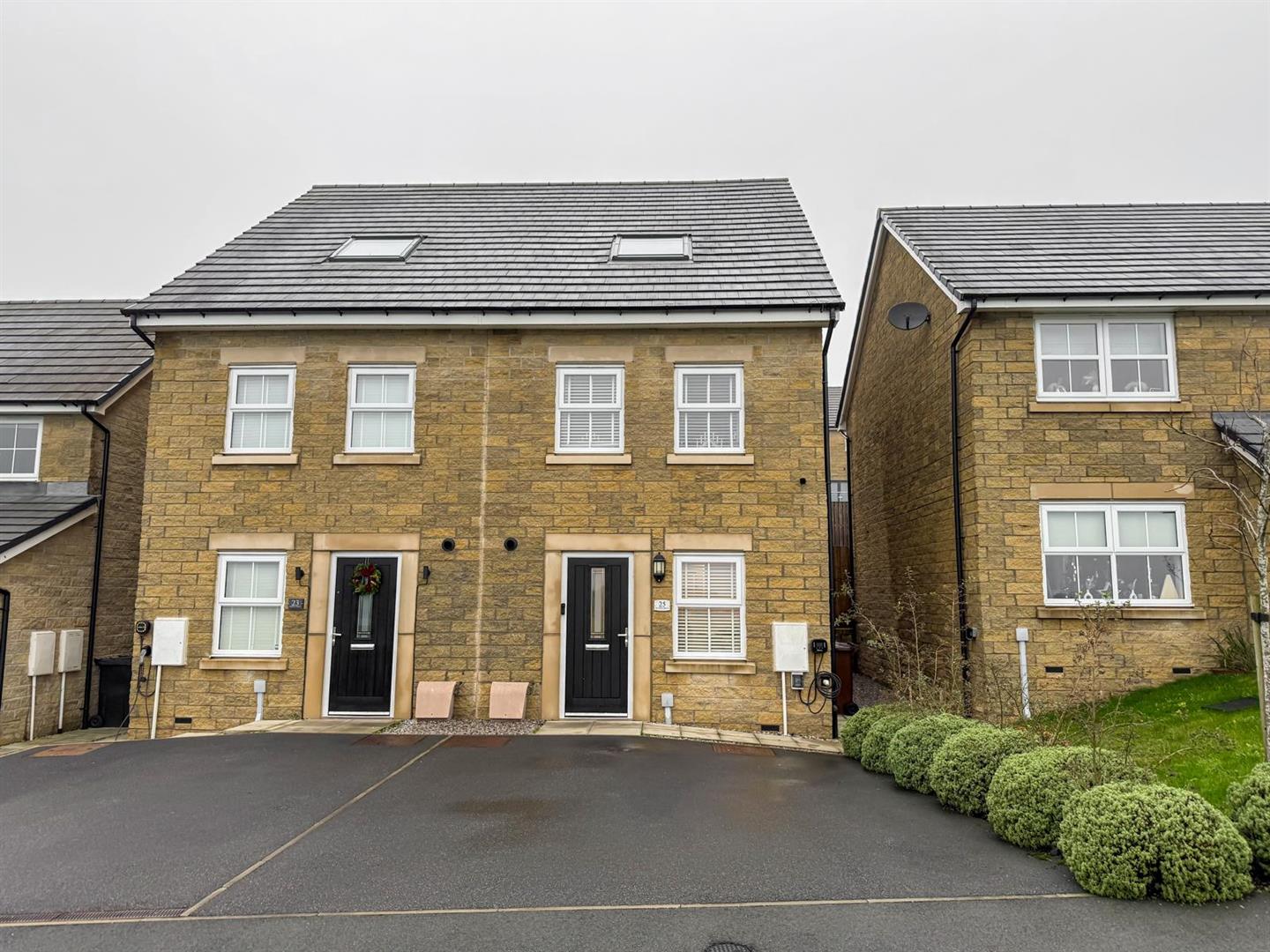 4 bedroom Semi-detached house Sold