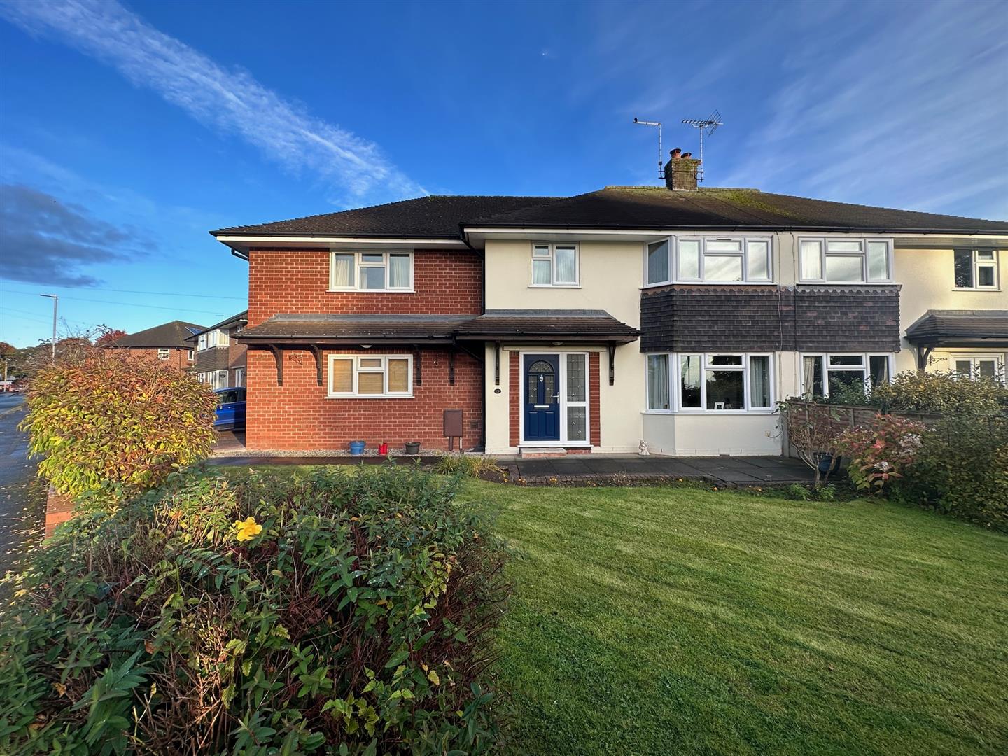 4 bedroom Semi-detached house Under Offer