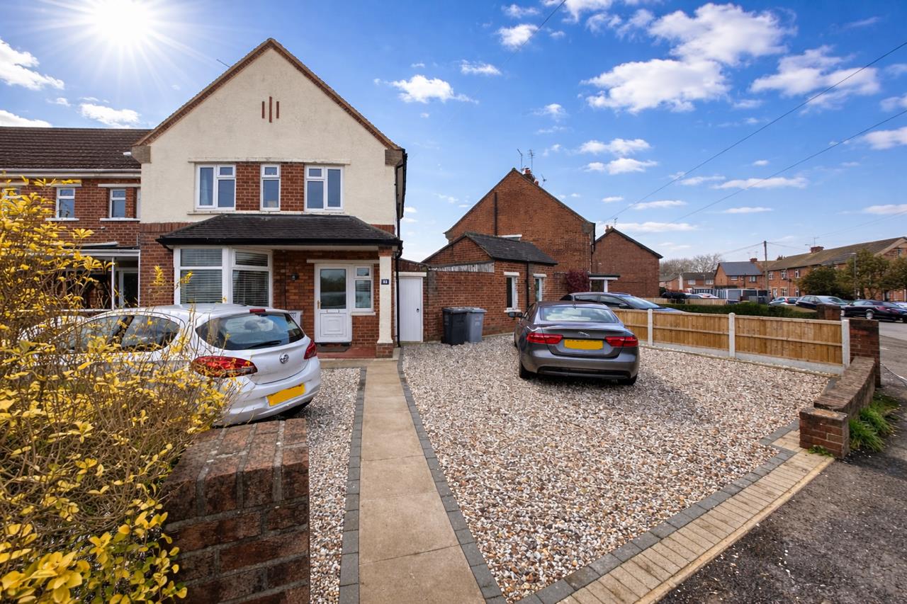 3 bedroom Semi-detached house Sold