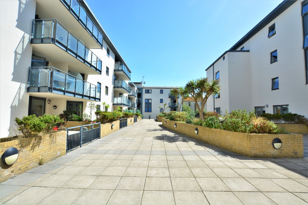 2 bedroom Flat To Let