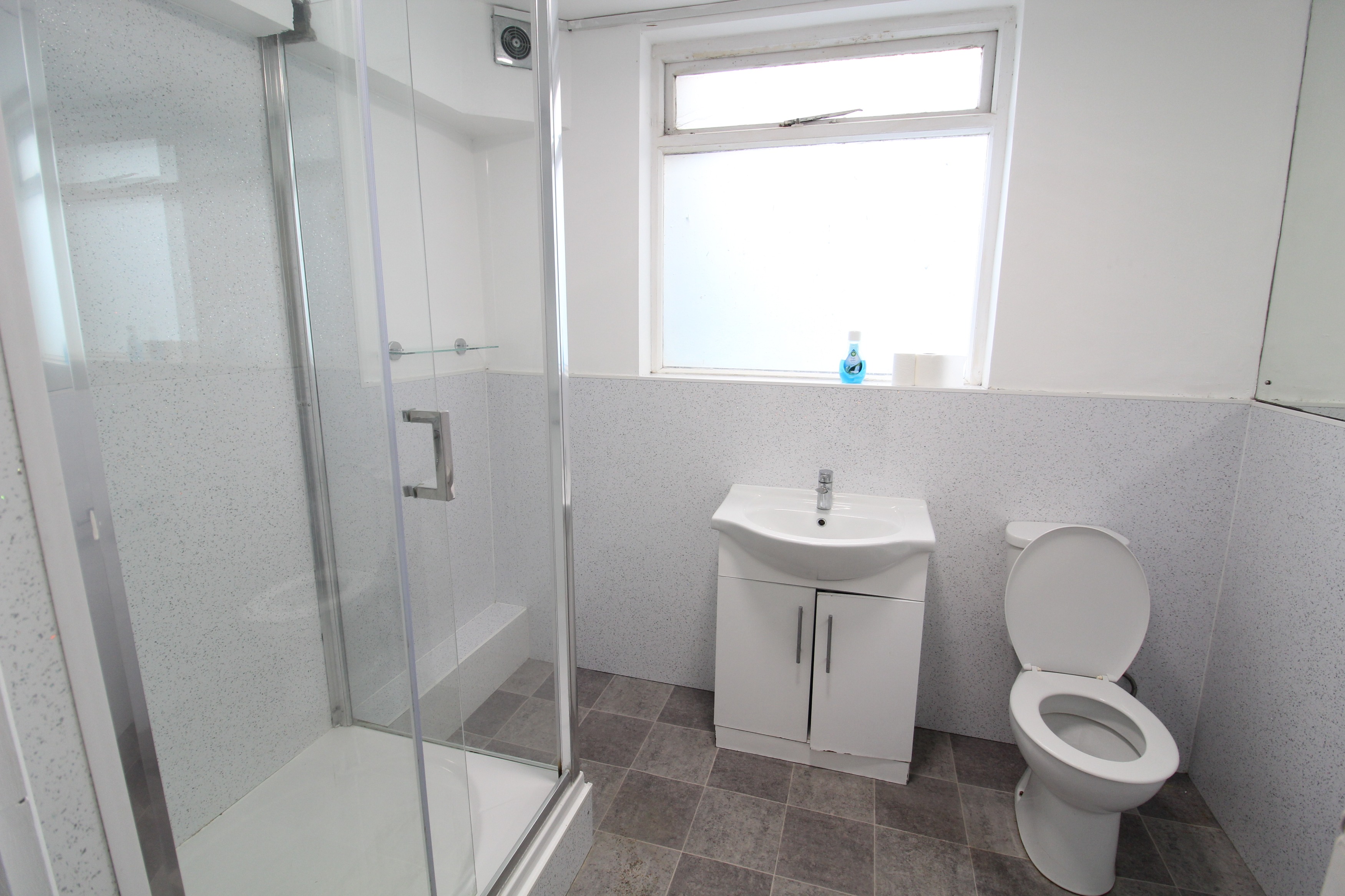 5 bedroom Flat To Let
