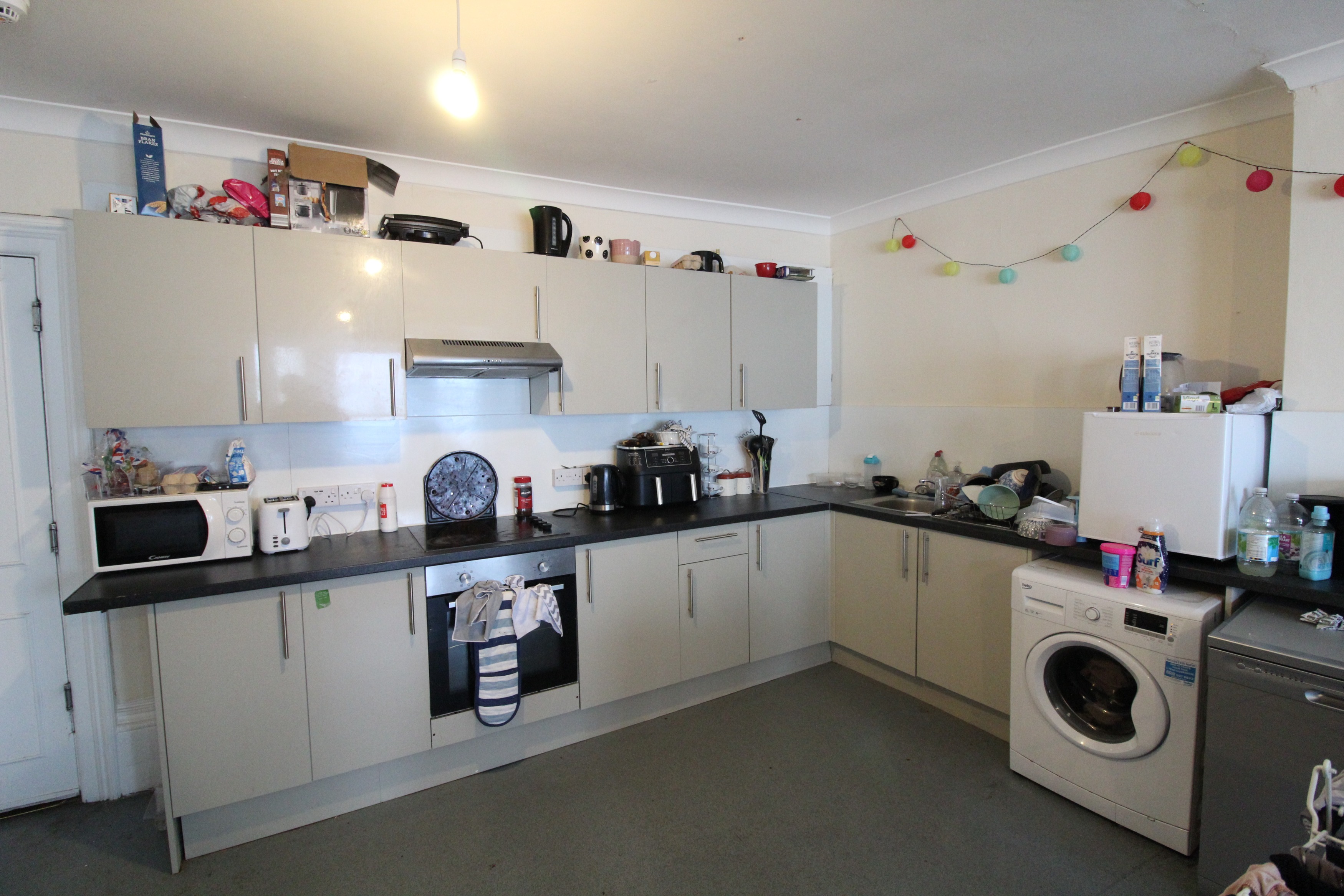 8 bedroom Flat To Let