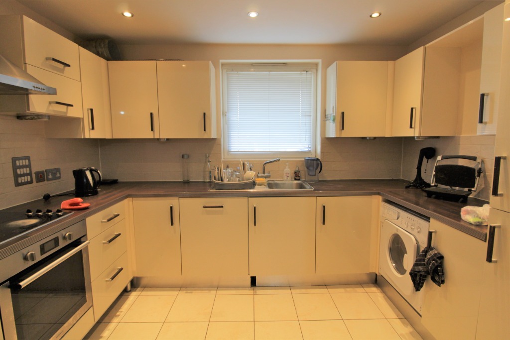 3 bedroom Flat To Let