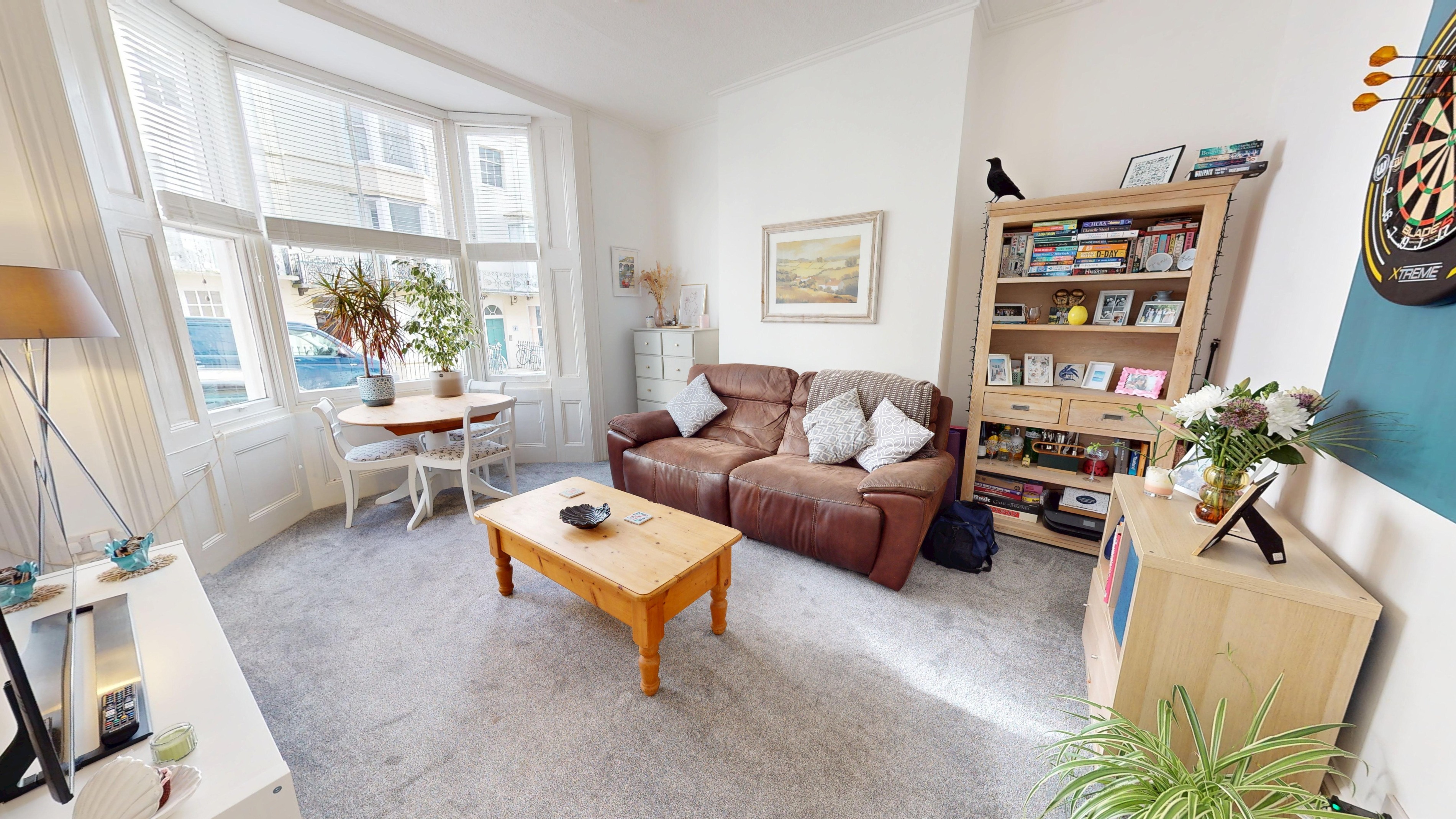 2 bedroom Flat For Sale