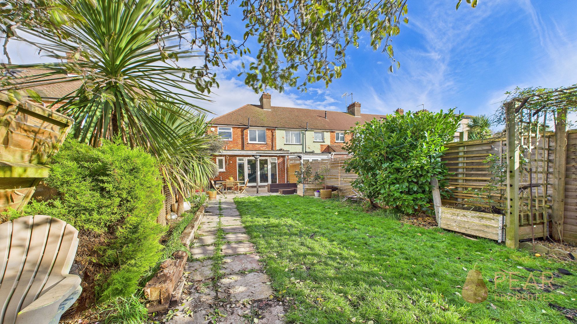 3 bedroom Semi-detached house Under Offer