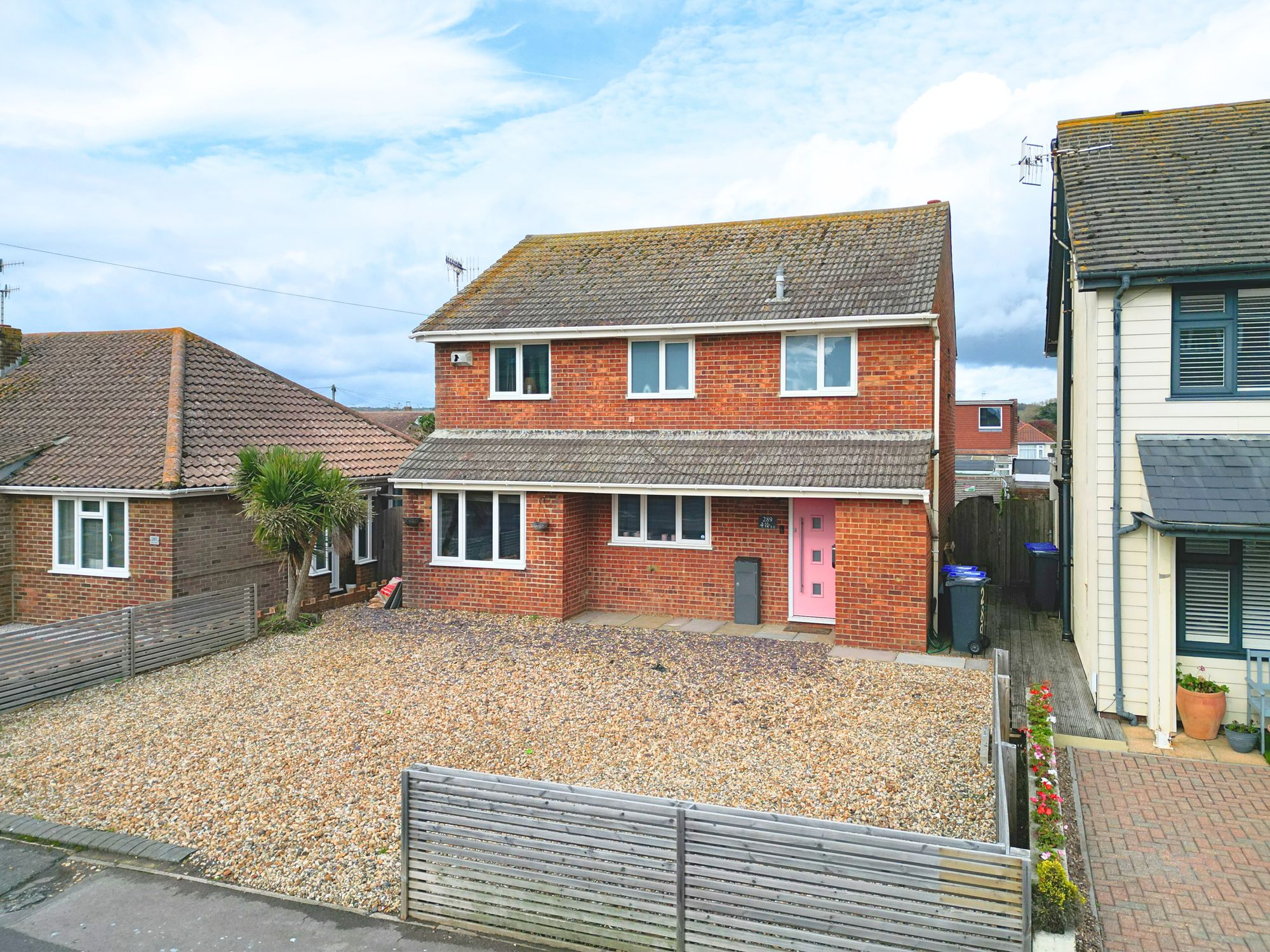 3 bedroom Detached house Under Offer