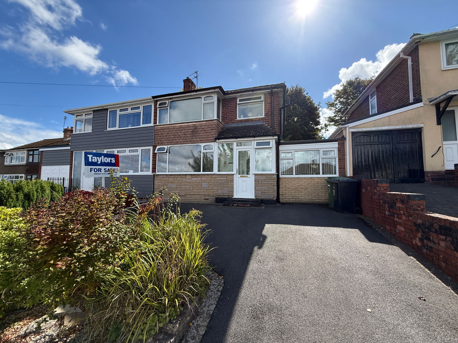 3 bedroom Semi-detached house Under Offer