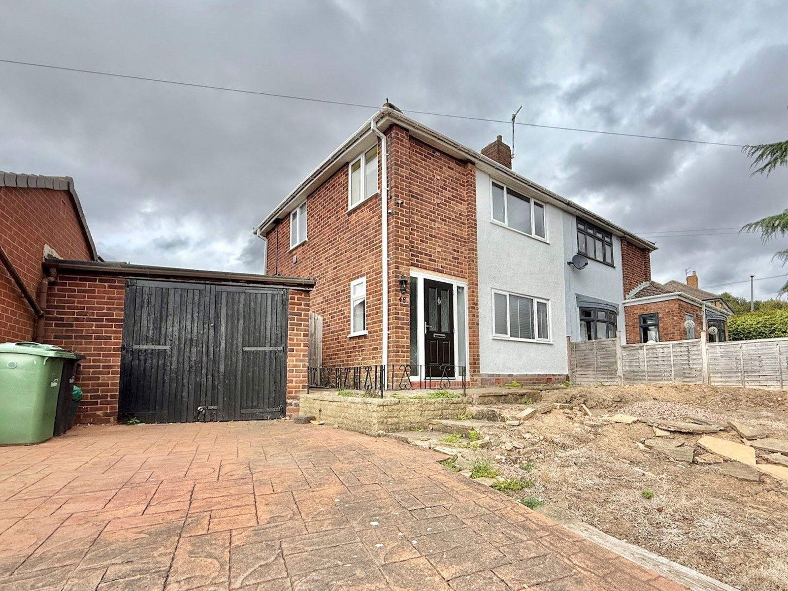 3 bedroom Semi-detached house Under Offer