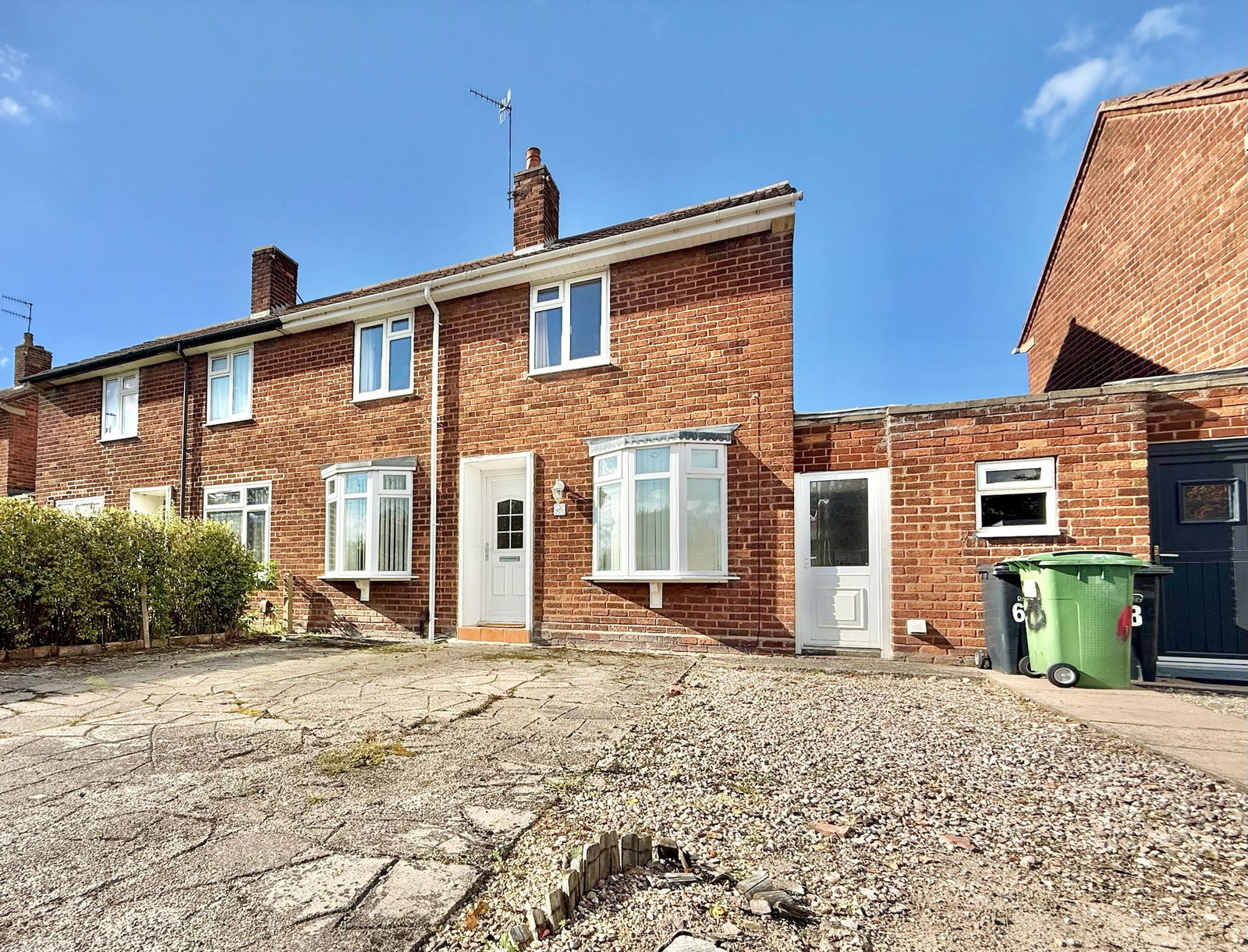 2 bedroom Semi-detached house Under Offer