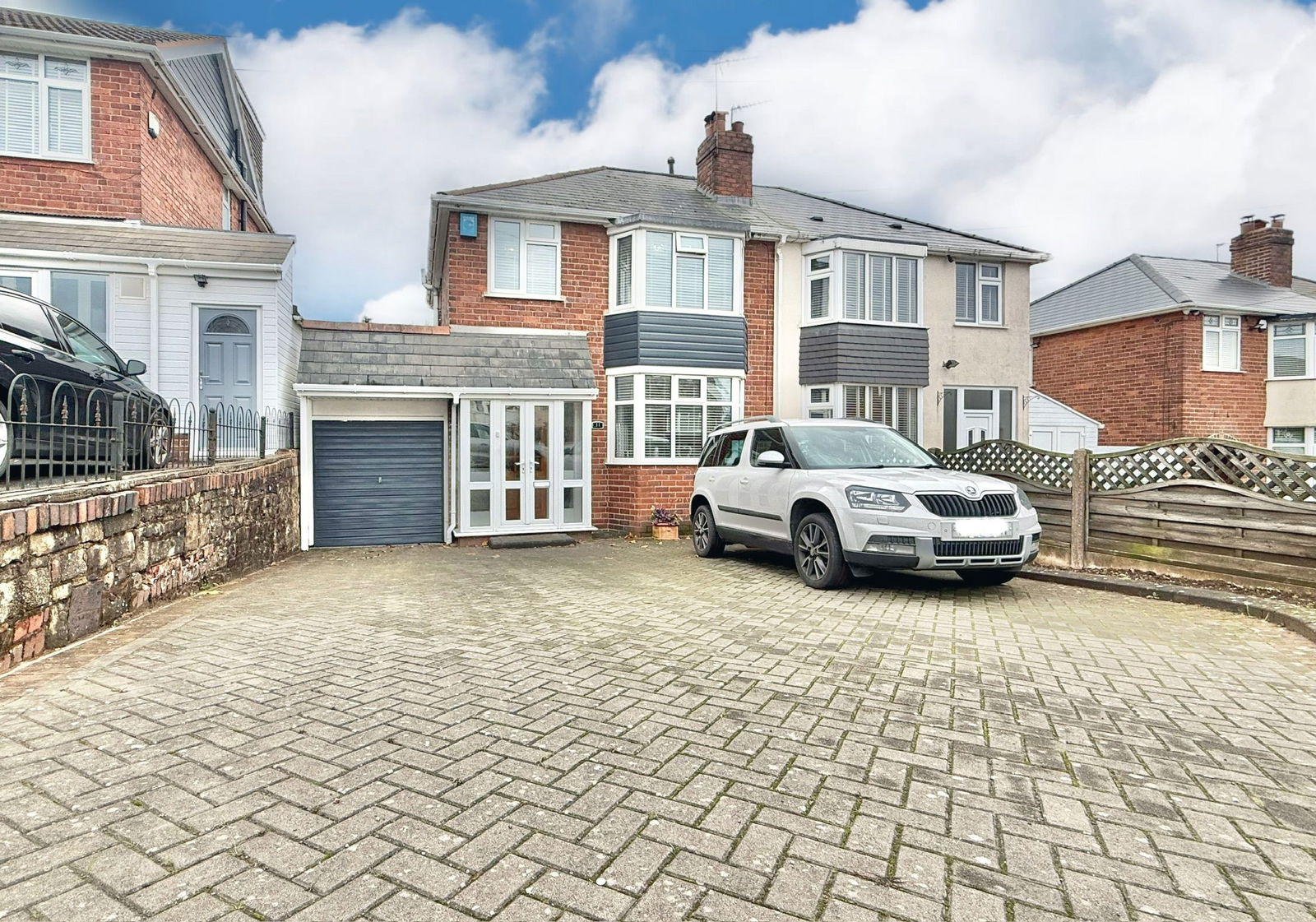 3 bedroom Semi-detached house Under Offer