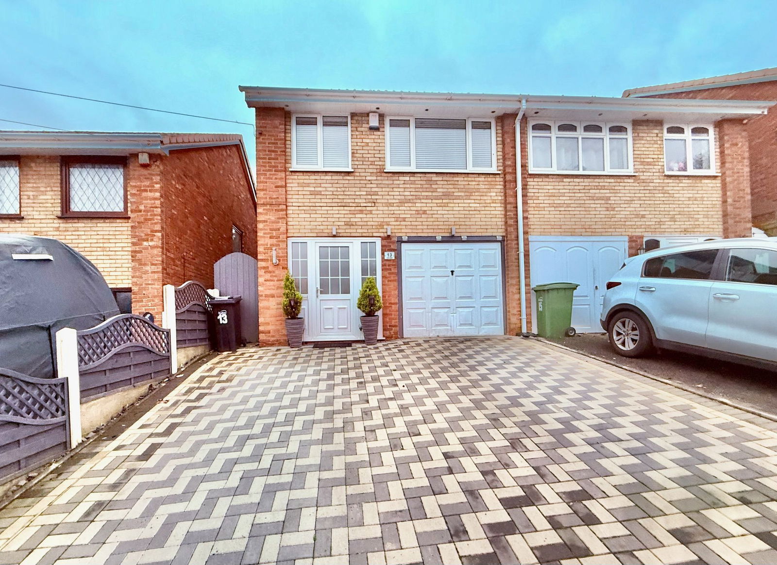 3 bedroom Semi-detached house Under Offer