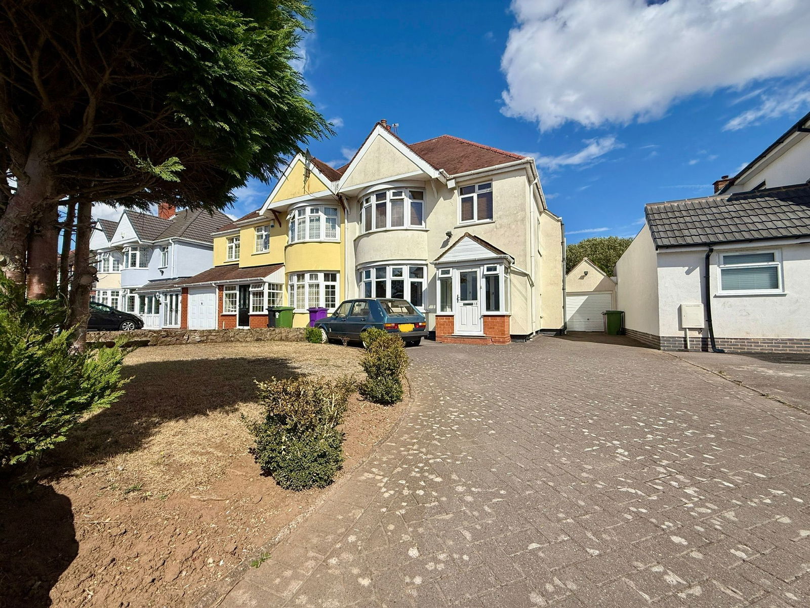 3 bedroom Semi-detached house Under Offer