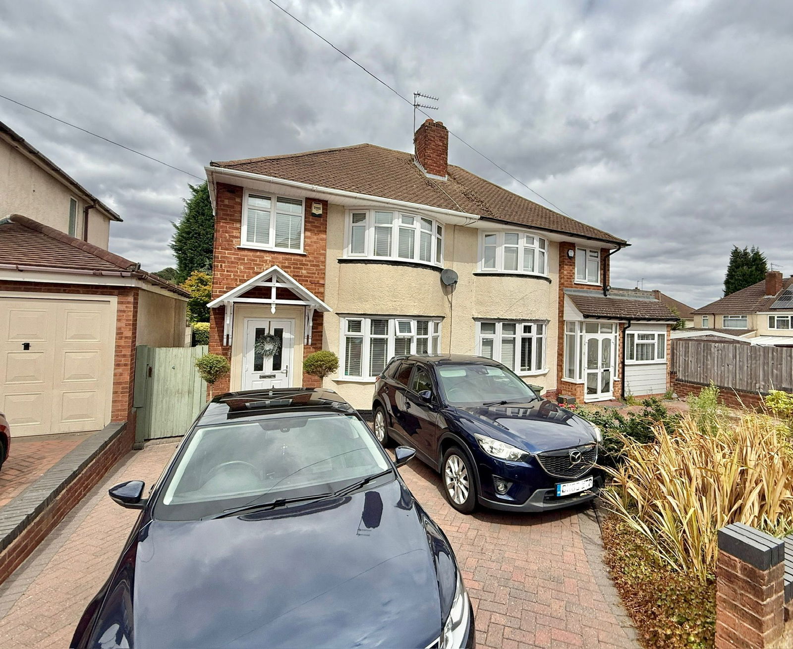 3 bedroom Semi-detached house Under Offer