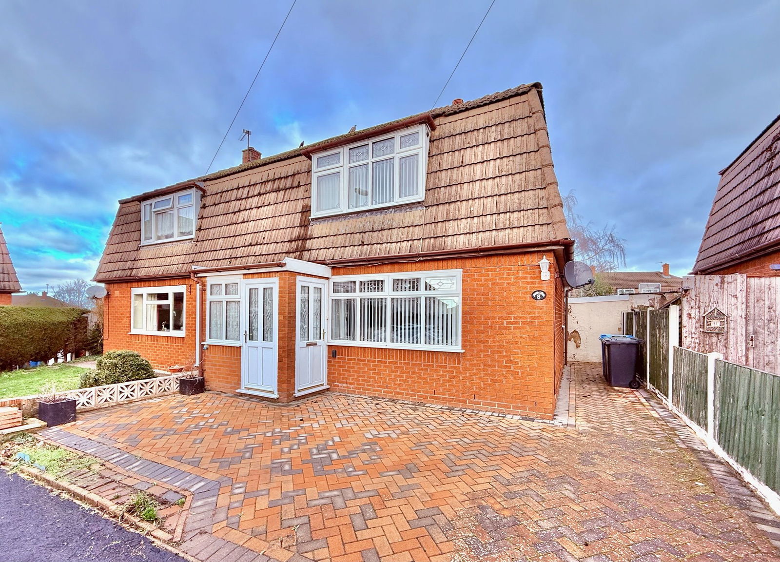 3 bedroom Semi-detached house Under Offer