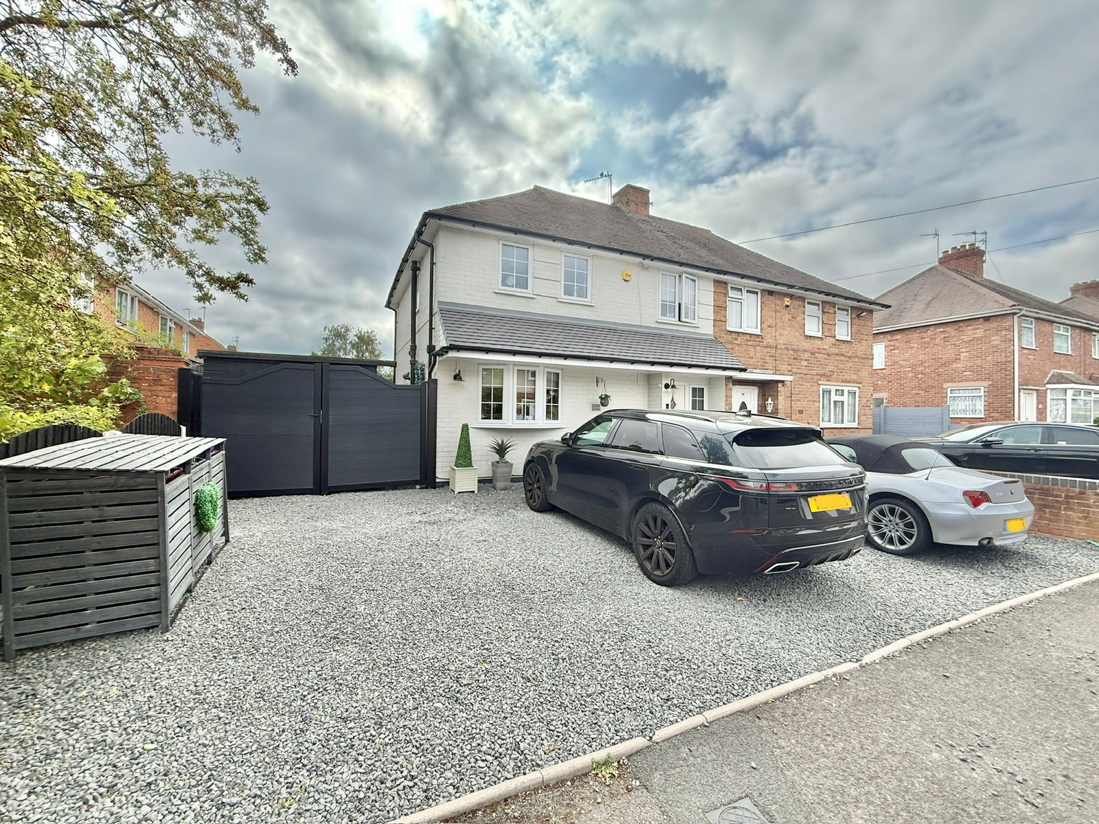 3 bedroom Semi-detached house Under Offer