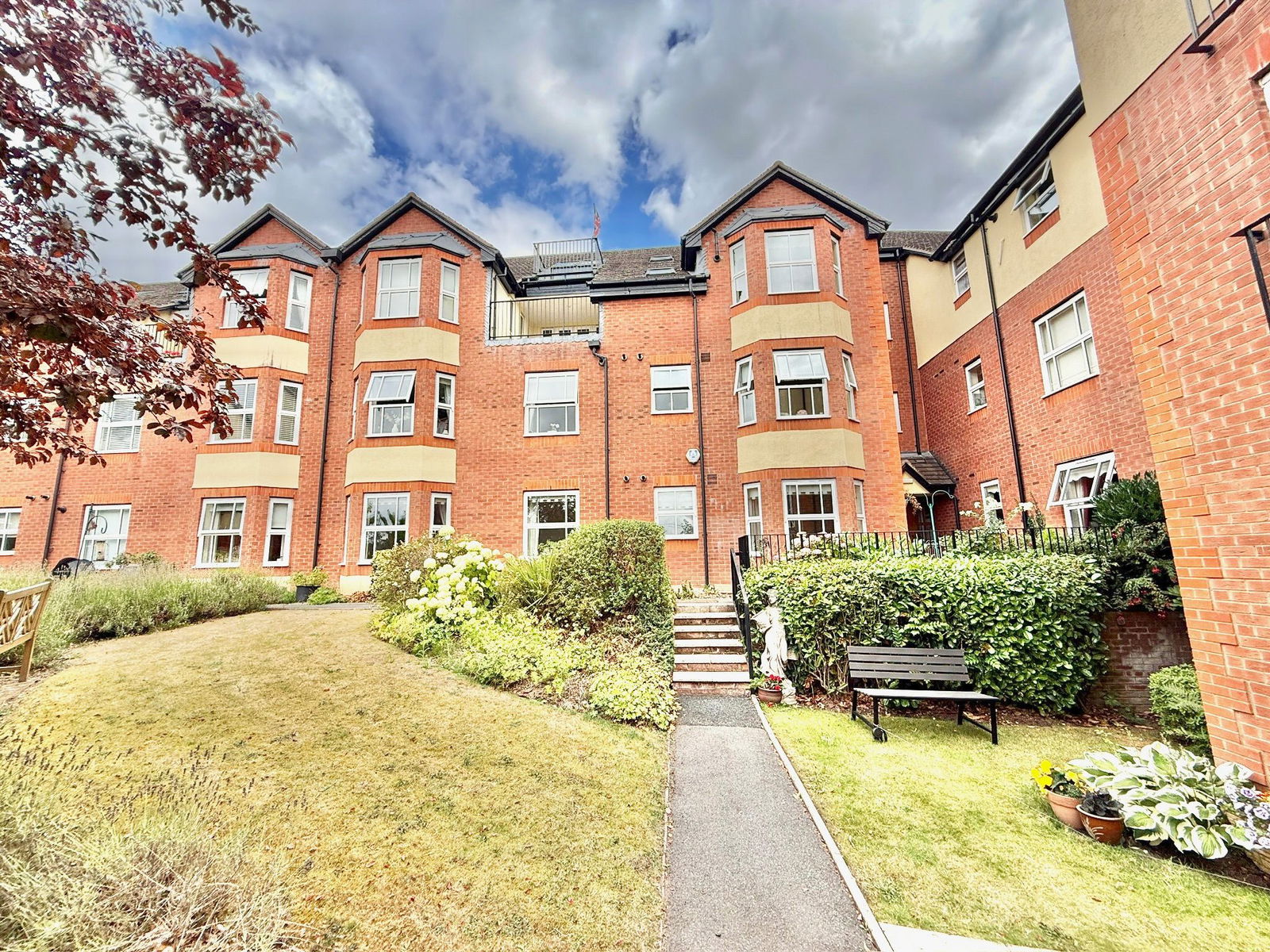 2 bedroom Flat For Sale